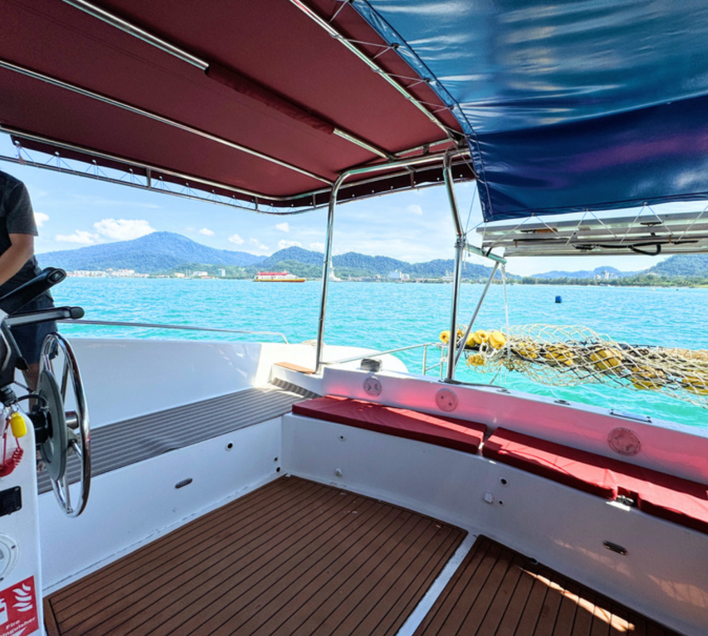 Masami – Spacious Front & Upper Deck Yacht (4 Hours)
